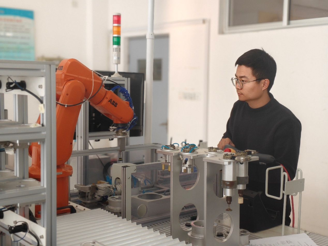 人在厨房里中度可信度描述已自动生成 人在厨房里中度可信度描述已自动生成